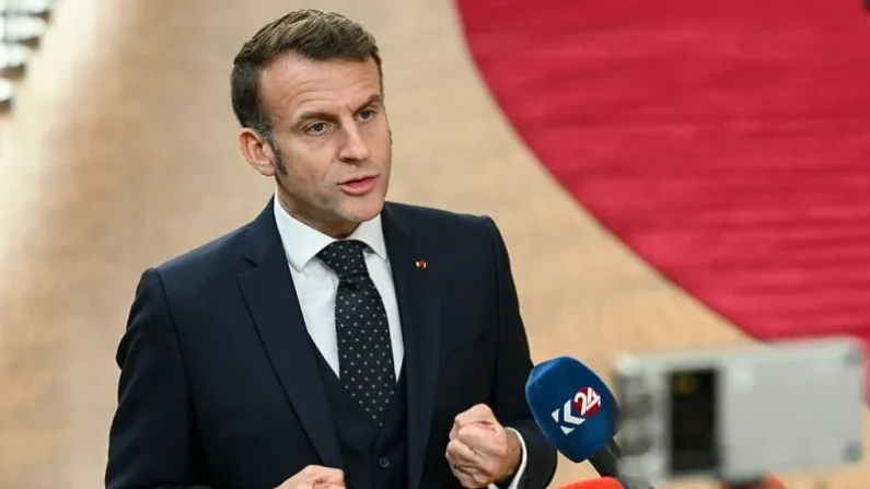 Emmanuel Macron habla con la prensa a su llegada a la reunión del Consejo Europeo en Bruselas, el 18 de diciembre de 2025.

Foto: NICOLAS TUCAT / AFP vía Getty Images