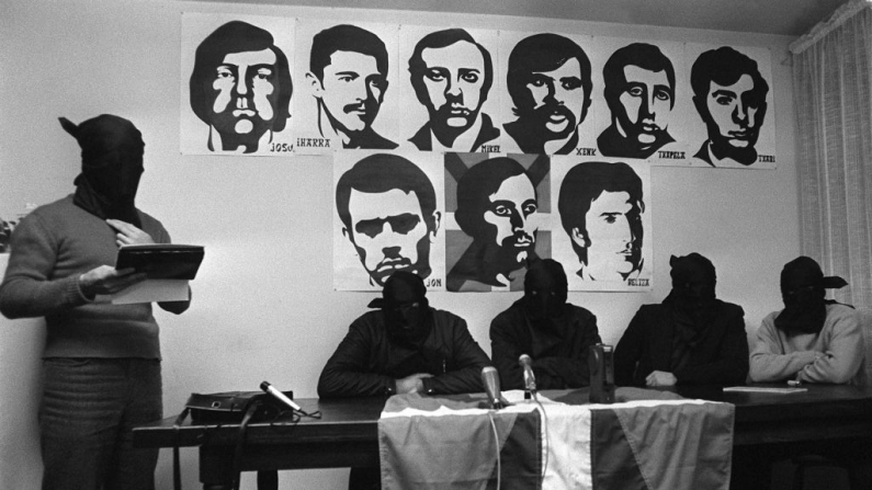 Cuatro hombres encapuchados, que se presentaron como miembros del comando de ETA responsable del asesinato del almirante español Luis Carrero Blanco el 20 de diciembre de 1973 en Madrid, relatan a la prensa su operación terrorista. Foto de archivo. Foto: AFP vía Getty Images