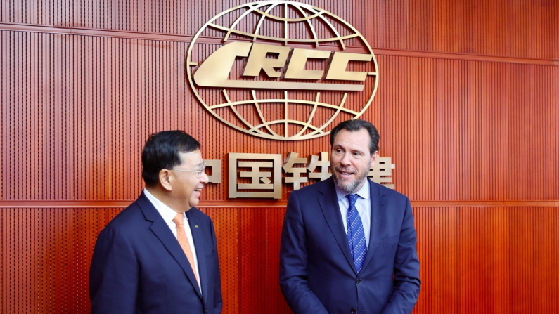 El ministro de Transportes, Óscar Puente, posa con un ejecutivo chino frente al logo de CRCC. Foto: Ministerio de Transportes.