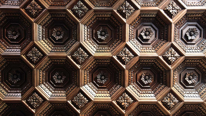 Una techumbre trabajada con la técnica de artesonado mudéjar, obra realizada por Paco Luis Martos. Imagen: Red de Maestros de la Construcción Tradicional