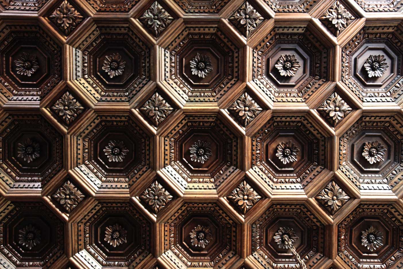 El arte perdido del artesonado mudéjar: cuando la madera resiste mil años mejor que el acero