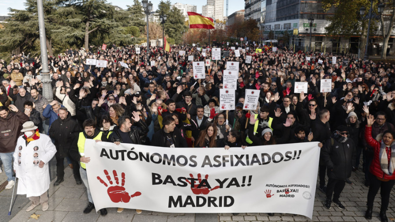 Manifestación convocada en Madrid por La Plataforma por la Dignidad de los Autónomos. (EFE/ Sergio Pérez)