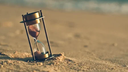 Por qué el tiempo vuela cuando envejecemos y qué podemos hacer al respecto