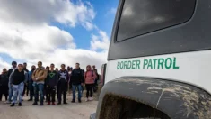 Cruzó la frontera para proteger a sus hijas y otros les enseñaron a odiar al país que las había acogido