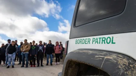Cruzó la frontera para proteger a sus hijas y otros les enseñaron a odiar al país que las había acogido