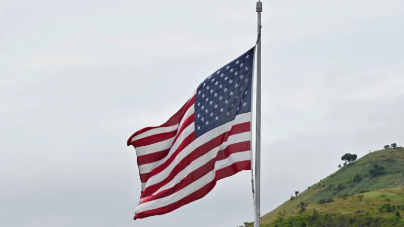 Bandera de Estados Unidos en la embajada, en una foto de archivo. Adek Berry/AFP vía Getty Images.