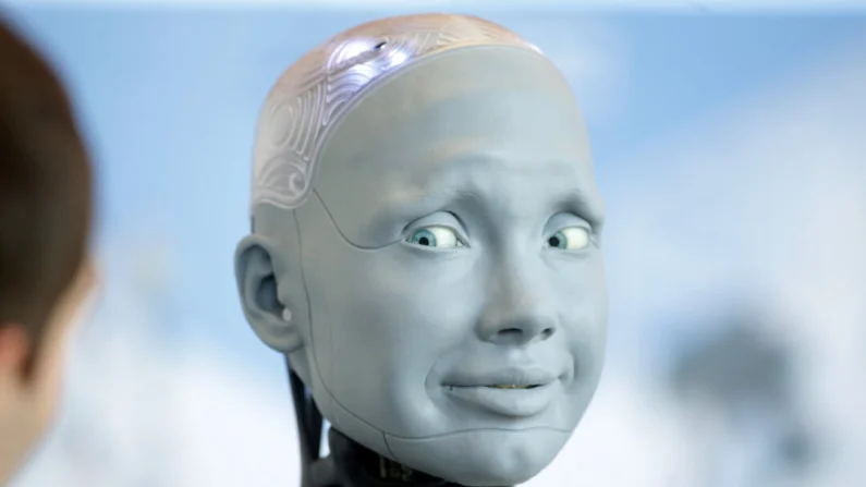 El robot con forma humana Ameca, del fabricante británico Engineered Arts, interactúa con visitantes en Ginebra, Suiza, el 6 de julio de 2023. Johannes Simon/Getty Images