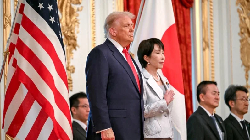 La primera ministra de Japón, Sanae Takaichi (derecha), y el presidente de Estados Unidos, Donald Trump, pasan revista a la guardia de honor de la Fuerza de Autodefensa de Japón en la Casa de Invitados de Estado de Akasaka, Tokio, el 28 de octubre de 2025. Andrew Caballero-Reynolds/AFP