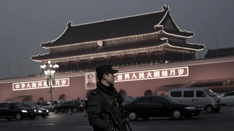 Un policía patrulla con su arma en la Plaza de Tiananmén de Pekín (foto de archivo). Feng Li/Getty Images