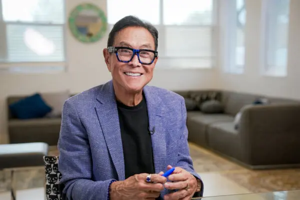 Robert Kiyosaki, autor del exitoso libro de finanzas personales "Padre rico, padre pobre", en Phoenix el 18 de noviembre de 2020. Tal Atzmon/The Epoch Times