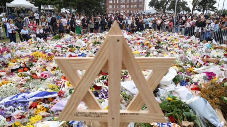 Una estrella de David de madera, entre ofrendas florales, ante el Bondi Pavilion de Sídney (Australia), el 16 de diciembre de 2025, durante el homenaje a las víctimas del tiroteo de Bondi Beach. David Gray/AFP vía Getty Images.