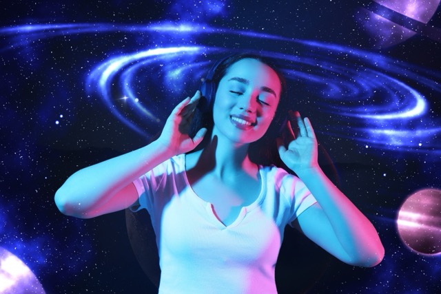 Respuesta sensorial autónoma. Mujer con auriculares disfrutando de contenidos ASMR. Doble exposición con espacio que simboliza sensaciones agradables. Foto de Shutterstock.