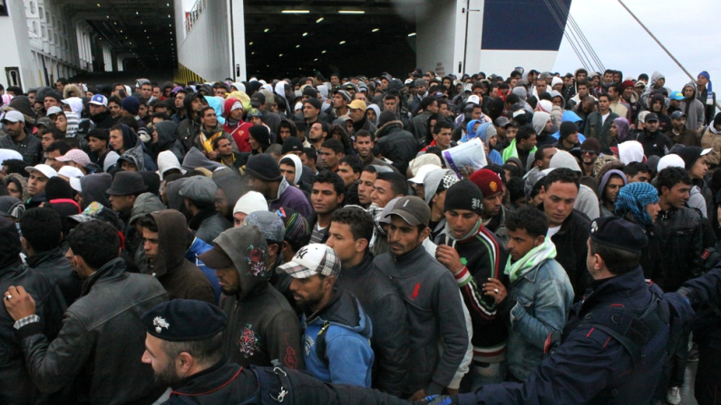 Migrantes y refugiados africanos y asiáticos de emergencia en un barco en el puerto de Taranto, Apulia, Italia. 29.03.2011.Foto: Shutterstock.