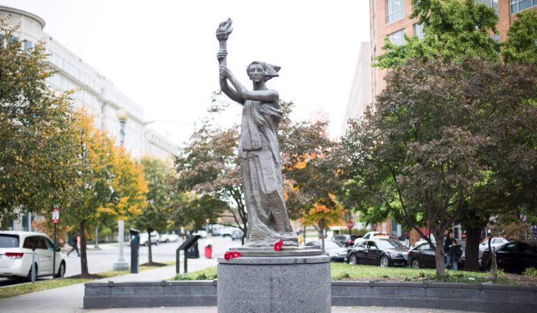 El Monumento a las Víctimas del Comunismo en Washington en una imagen de archivo. La estatua, financiada por la Fundación para el Monumento a las Víctimas del Comunismo, es una réplica de la estatua de la Diosa de la Democracia erigida durante las protestas de 1989 en la Plaza de Tiananmén, Pekín. Foto: Samira Bouaou / The Epoch Times